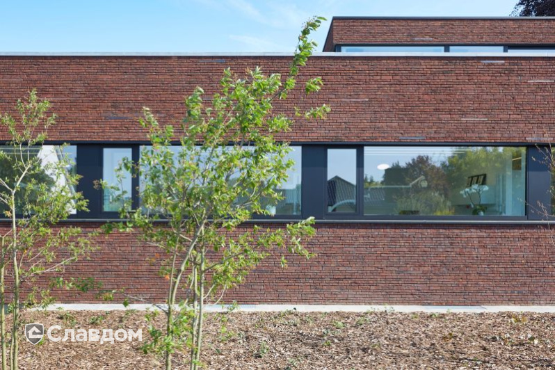 Стоматология в Кортрейке с облицовкой кирпичом Terca Wasserstrich Special E1 и Blauw-Rood Genuanceerd