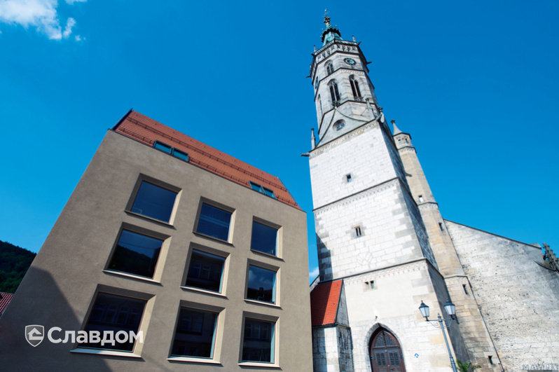 Здание церкви с крышей из черепицы Creaton Domino Naturrot