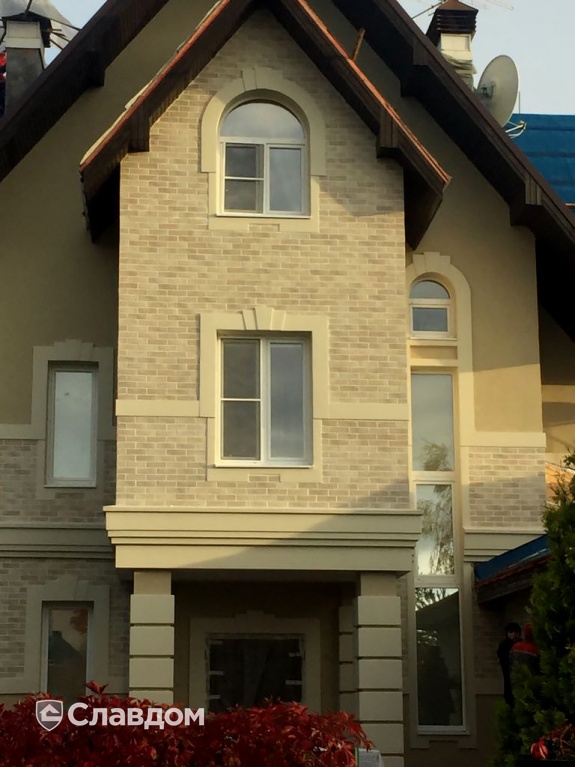 Дом с облицовкой фасадной плиткой Westerwaelder Klinker Glazur WK55 Gnes Goldgelb