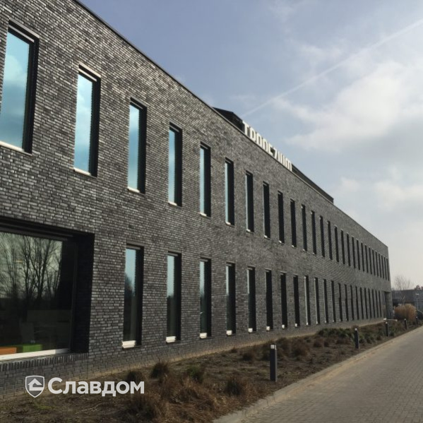 Офис Trapezium с облицовкой кирпичом Terca Rinko Falls