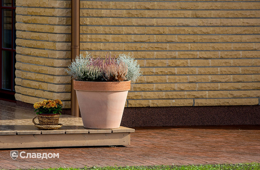 Территория частного дома с применением брусчатки Penter Baltic Klinker Pavers Nuance STT65