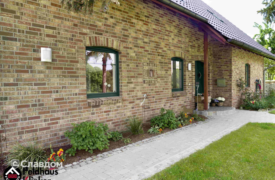 Частный дом с облицовкой кирпичом Feldhaus Klinker 690 sintra ardor blanca