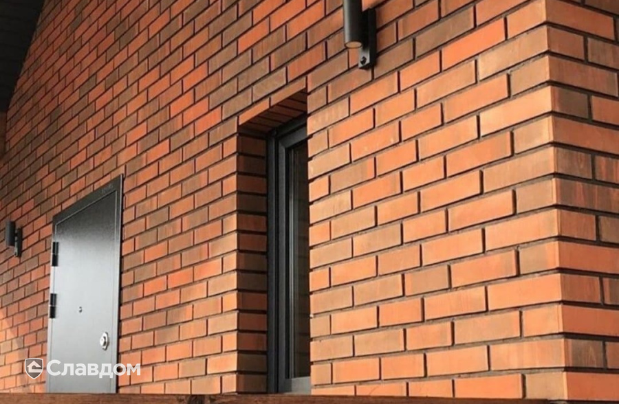 Строящийся дом из кирпича Керма Fusion even