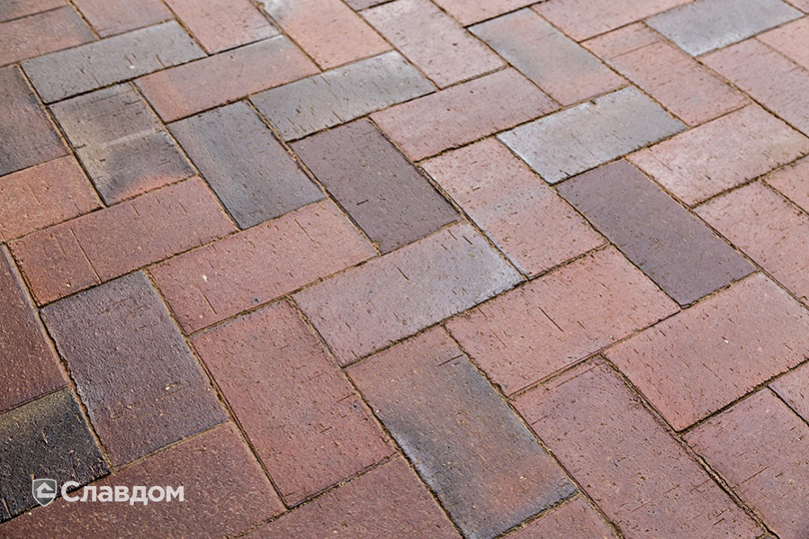 Пешеходная дорожка с применением брусчатки MUHR 04S Rotbraun-bunt special