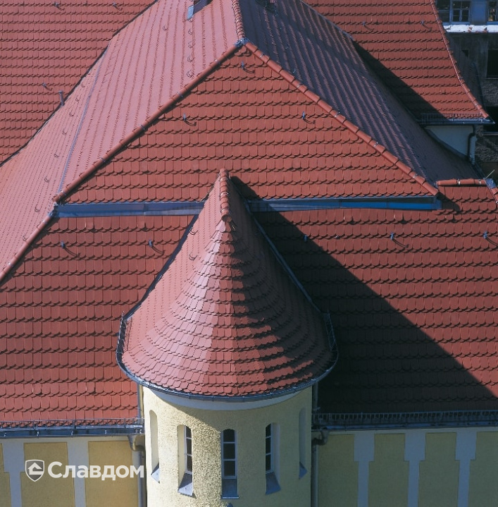 Почта в Бернау с черепицей Braas Гранат 11V натуральный красный