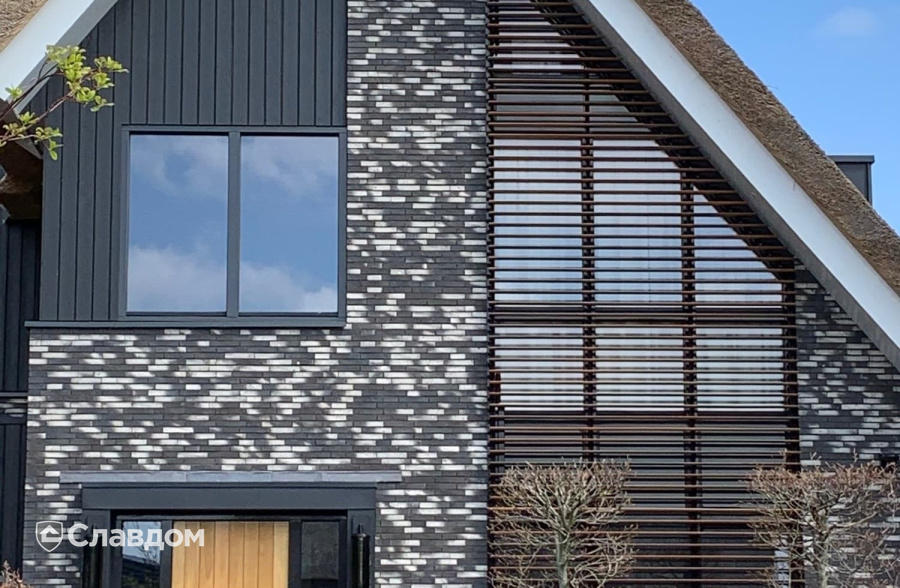 Дом с соломенной крышей, облицованный кирпичом Joseph Bricks Dexter