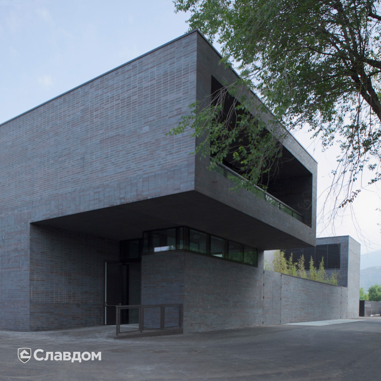 Здание бассейна с облицовкой фасадной плиткой Stroeher Keravette Chromatic 336 metallic black