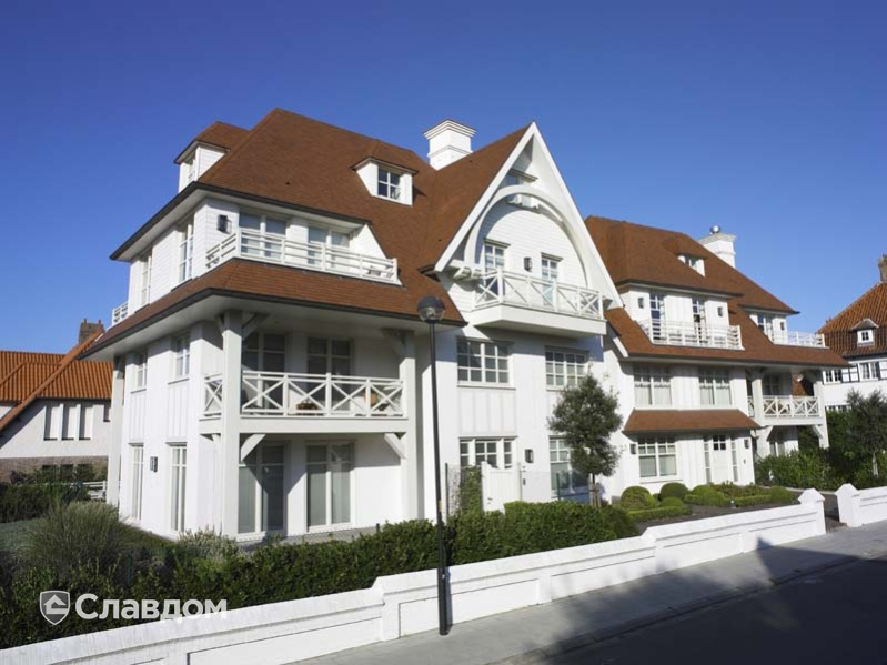 Трехэтажный дом с применением керамической черепицы Koramic 301 Plain Tile Smooth Toscana Engobe