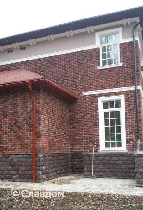 Дом с облицовкой искусственным камнем REDSTONE Dover Brick DB-63, Тулон 82