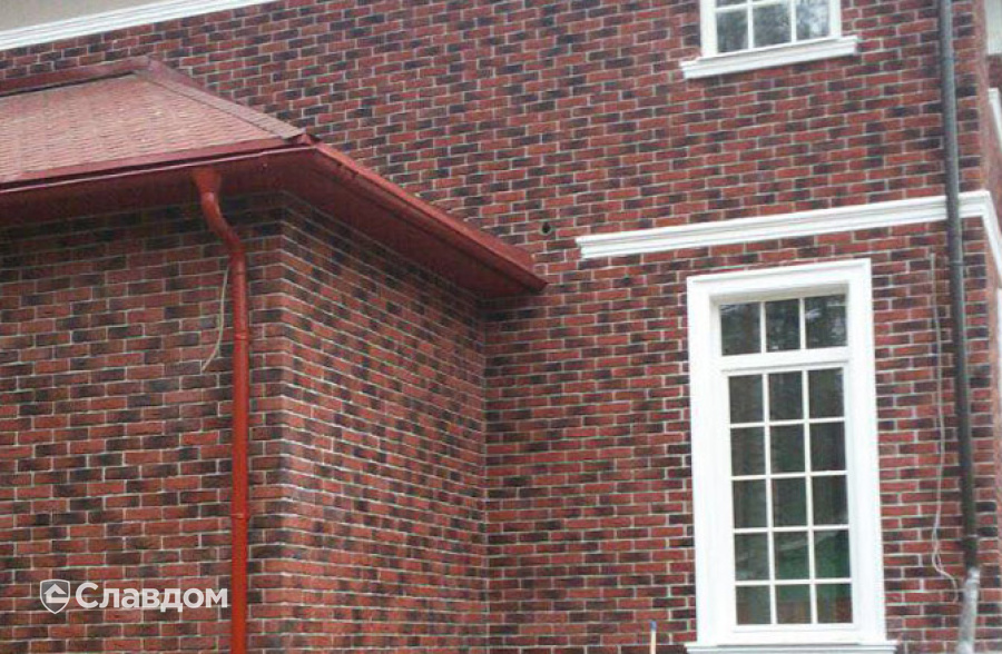 Дом с облицовкой искусственным камнем REDSTONE Dover Brick DB-63, Тулон 82