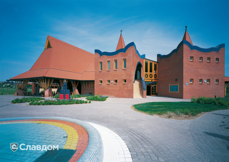 Комплекс с бассейном с крышей из черепицы Creaton Biber Klassik Naturrot