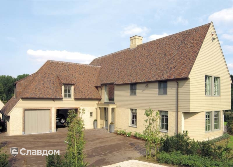 Двухэтажный дом с гаражом с применением керамической черепицы Koramic Patrimony Handcrafted Plain Tile Kent Red, Vineyard Black, Lichen Green