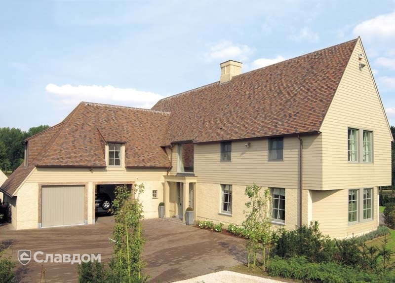 Двухэтажный дом с гаражом с применением керамической черепицы Koramic Patrimony Handcrafted Plain Tile Kent Red, Vineyard Black, Lichen Green