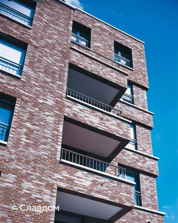 Многоэтажный жилой дом с облицовкой кирпичом Terca HKS Bunt