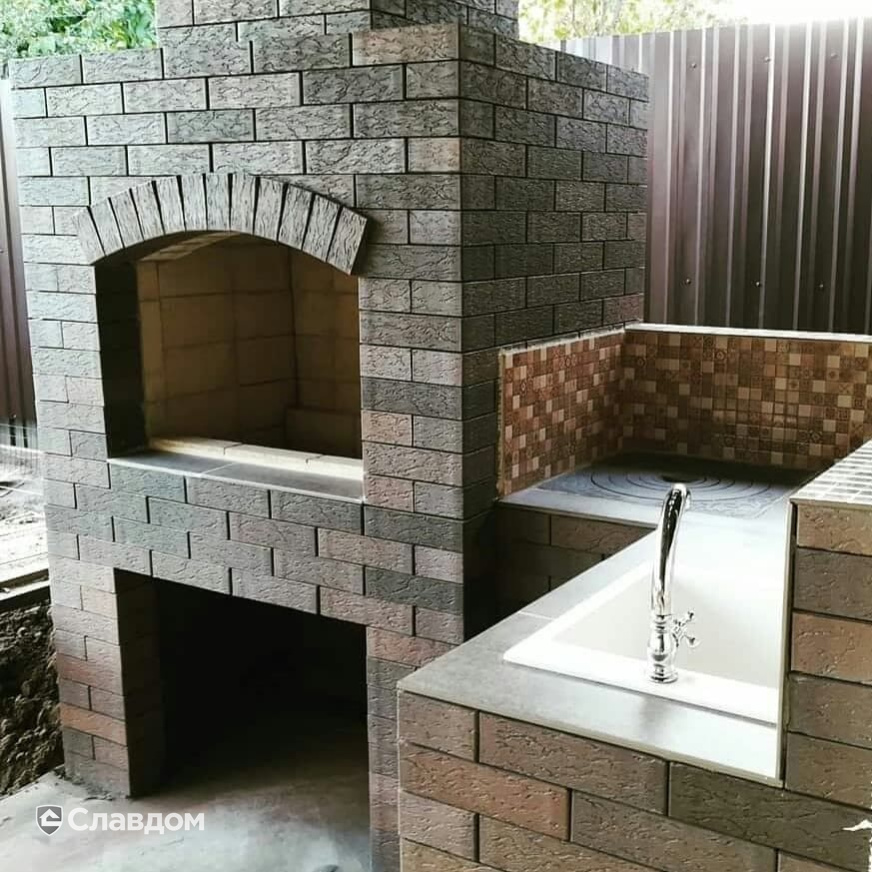 Зона барбекю с облицовкой кирпичом Вышневолоцкая керамика Графит лава 1НФ