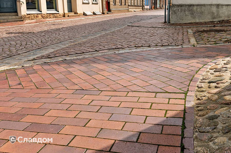 Пешеходная дорожка с применением брусчатки MUHR 04S Rotbraun-bunt special