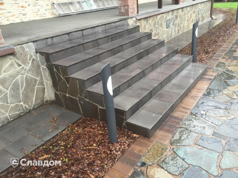 Крыльцо и отмостка коттеджа с применением плитки Terraklinker (Gres de breda)