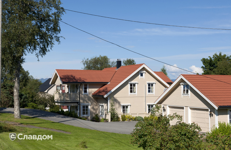 Крыша частного дома, выполненная из композитной черепицы AeroDek (Decra) Classic цвет осенний каприз