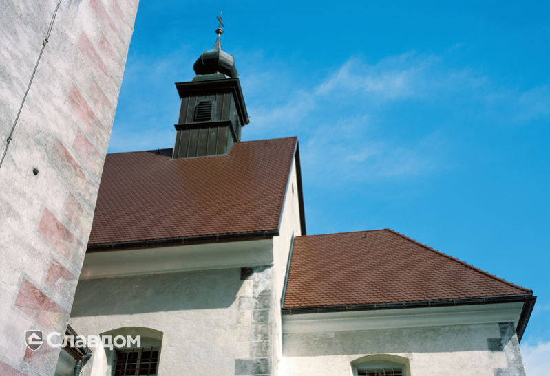 Часовня на острове с черепицей Creaton Biber Klassik Braun Engobiert