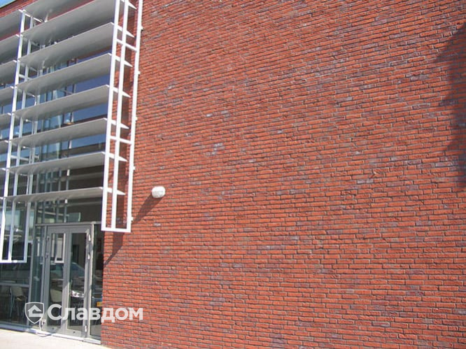 Здание школы в провинции Северный Брабант с применением кирпича Terca Baccara Blue