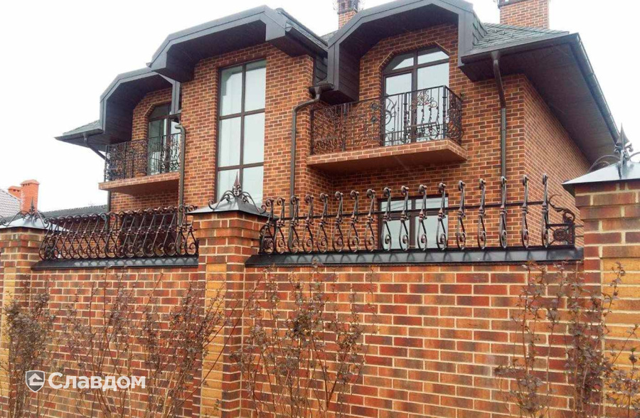 Частный жилой дом с применением кирпича Feldhaus Klinker 328 carmesi multi vascu