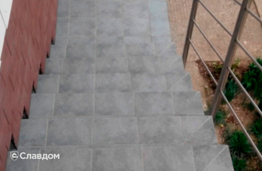 Лестница частного дома со ступенями Stroeher Keraplatte Roccia 840 grigio