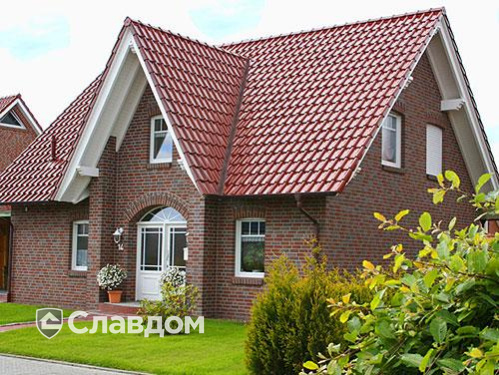 Двухэтажный частный дом с облицовкой кирпичом Roben Jever friesisch-bunt и черепицей FlandernPlus Cayenne