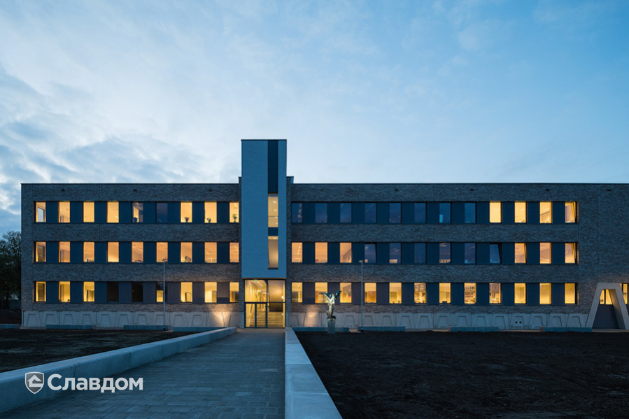 Школа Augustinianum с облицовкой кирпичом Terca Mystic Falls