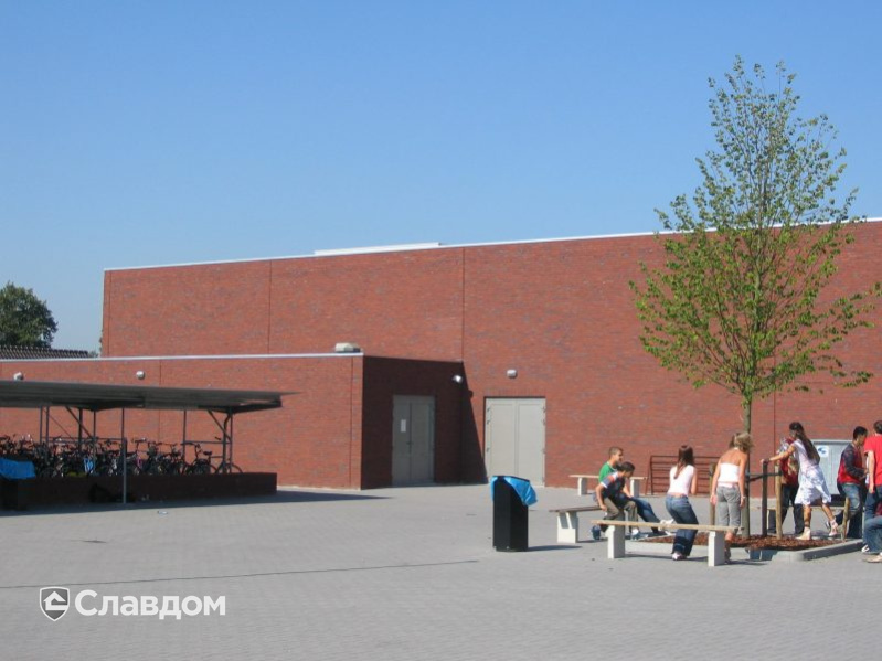 Здание школы в провинции Северный Брабант с применением кирпича Terca Baccara Blue