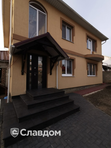 Крыльцо частного дома с применением клинкерной плитки и ступеней Gres Aragon Orion Antracita