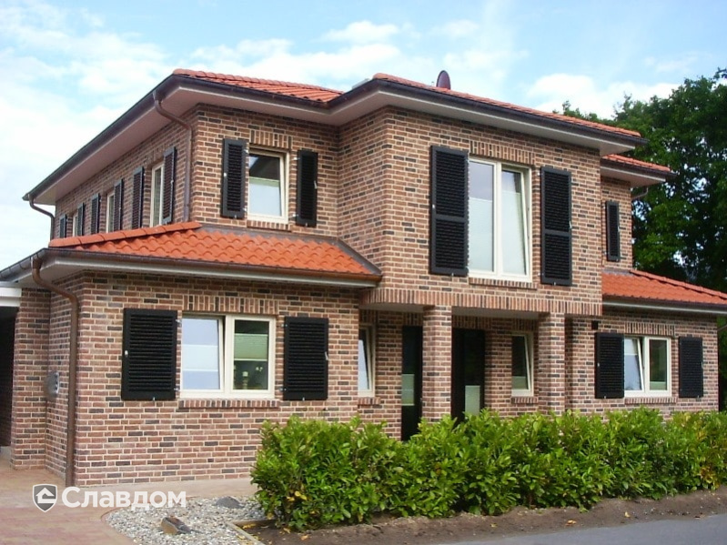 Двухэтажный частный дом с облицовкой кирпичом Terca Pastorale