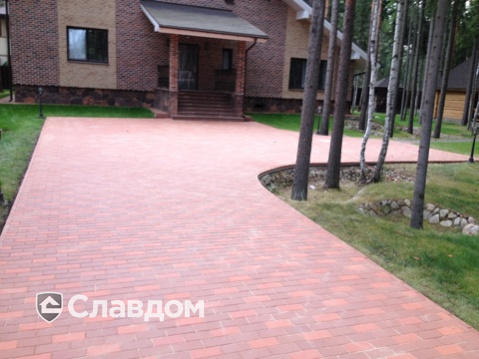 Ландшафт частной территории, вымощенный брусчаткой ЛСР