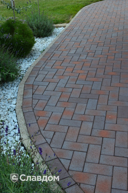 Двор дома с применением брусчатки Vandersanden Calau 45