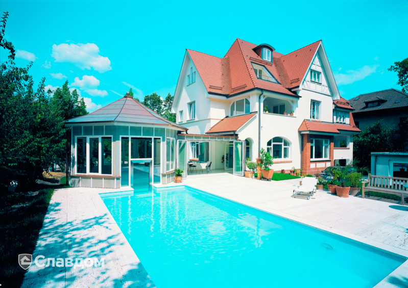 Жилой дом с бассейном с крышей из черепицы Creaton Biber Klassik Naturrot