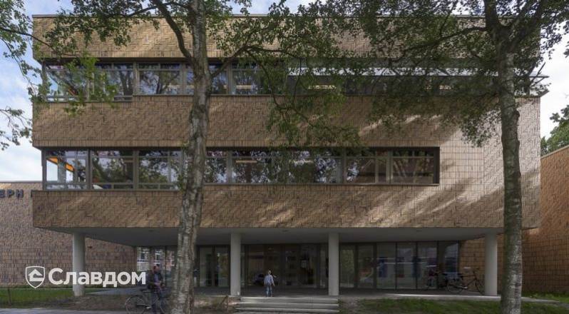 Здание школы Joseph Haydn с облицовкой кирпичом Terca Sussex Multi Gesinterd