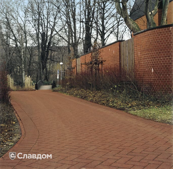 Территория частного дома с применением брусчатки Penter Weserbergland