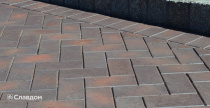 Двор дома с применением брусчатки Vandersanden Calau 52