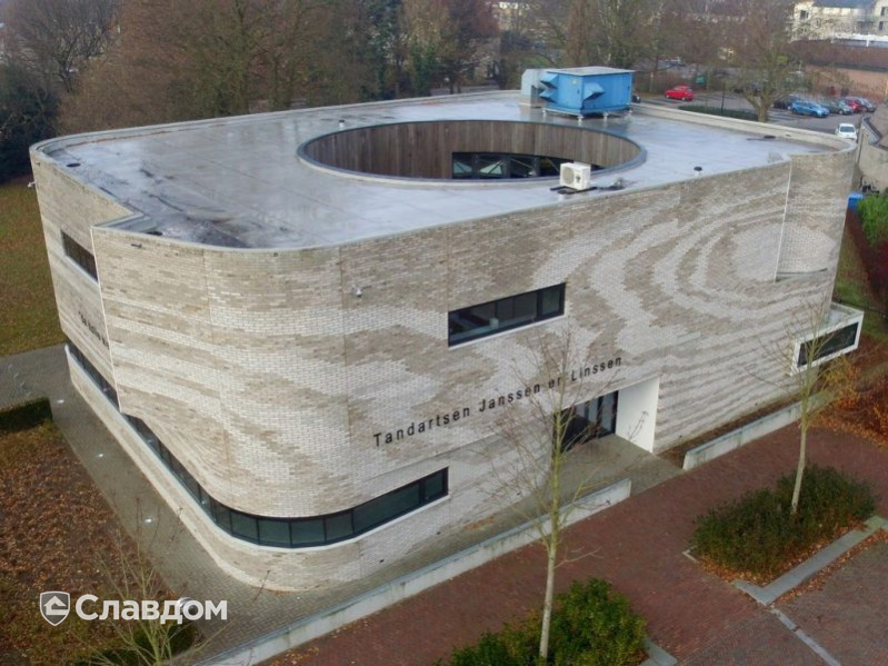 Здание стоматологии с облицовкой кирпичом Terca Birchwood