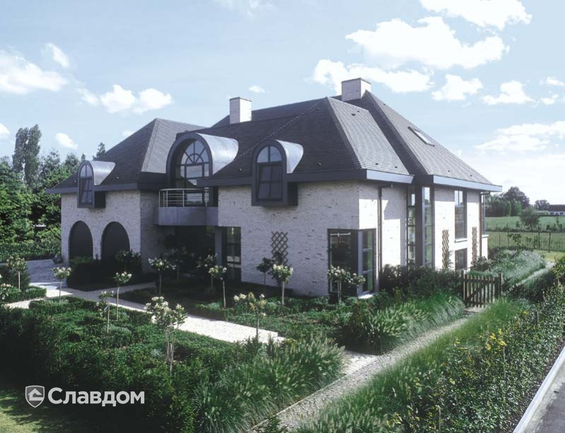 Особняк с применением керамической черепицы Koramic 301 Plain Tile Smooth Braised Blue