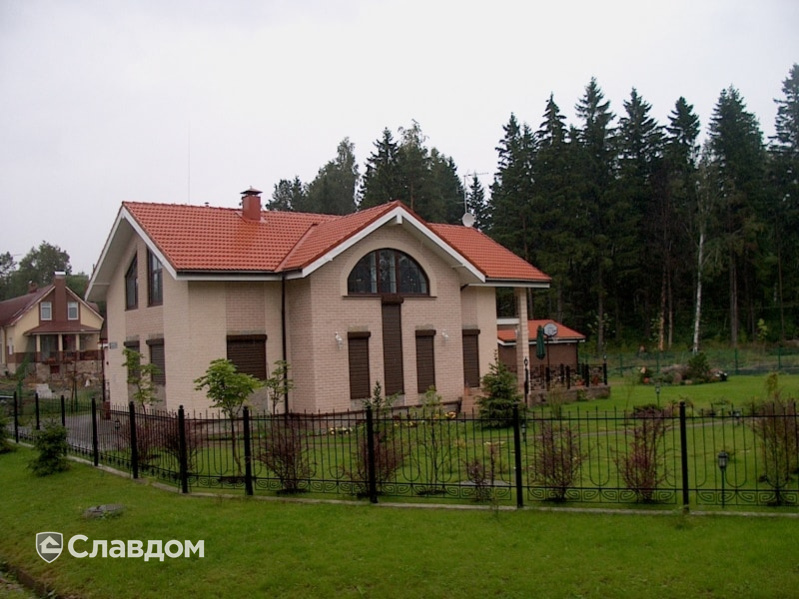 Частный дом с облицовкой кирпичом Terca Hilla каре