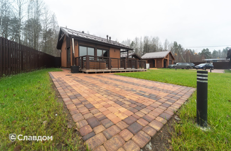 Частный дом в Ленинградской области с мощением плиткой Braer Классико