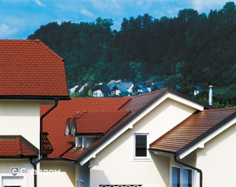 Дом с интересным дизайном крыши из черепицы Creaton Biber Klassik Kupferrot engobiert