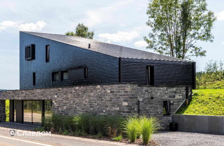 Жилой дом с применением керамической черепицы Koramic 301 Plain Tile Smooth Anthracite Engobe и Black Glazed