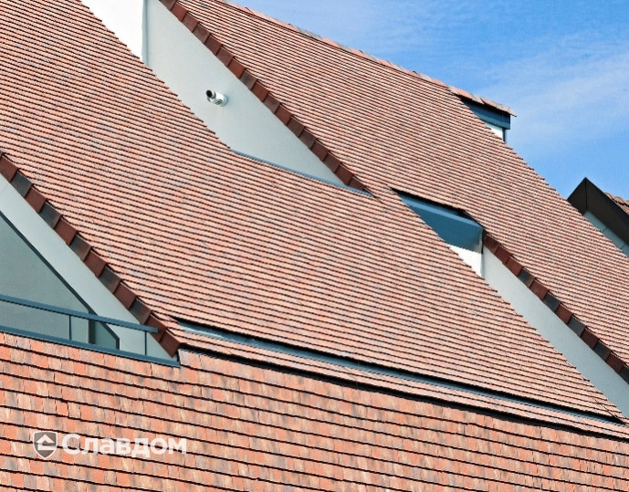 Жилой дом с применением керамической черепицы Koramic Patrimony Handcrafted Plain Tile Kent Red, Vineyard Black, Lichen Green