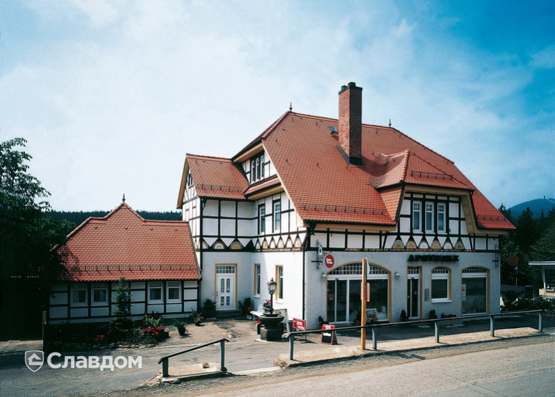 Здание отеля с крышей из черепицы Creaton Biber Klassik Naturrot