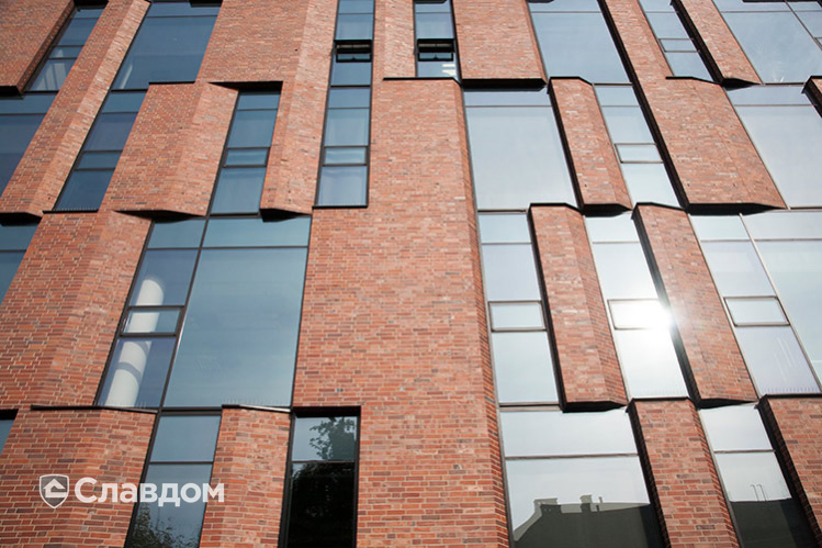 Бизнес-центр с применением облицовочного кирпича LHL CLASSIC 03-01-15-0100-1