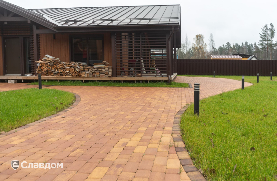 Частный дом в Ленинградской области с мощением плиткой Braer Классико