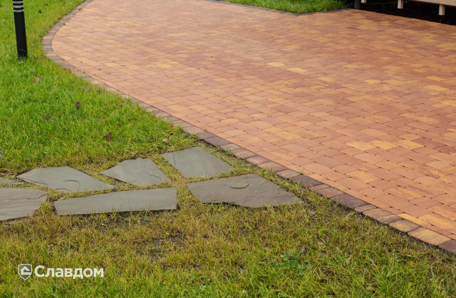 Частный дом в Ленинградской области с мощением плиткой Braer Классико