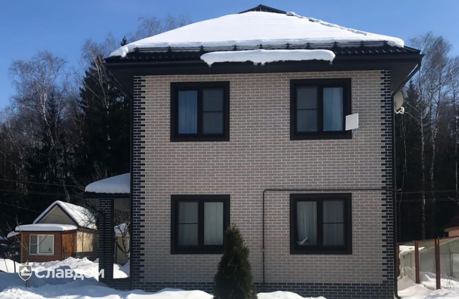 Дом с облицовкой фасадной плиткой Westerwaelder Klinker Glazur WK54 Crema
