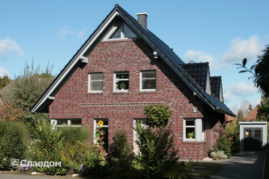 Частный дом с облицовкой кирпичом Roben Adelajda